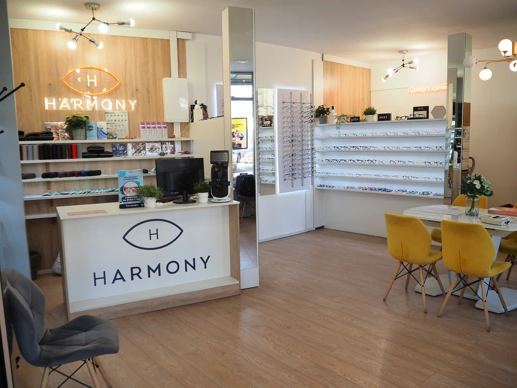 Салон оптики Harmony — интерьер магазина очков в Москве